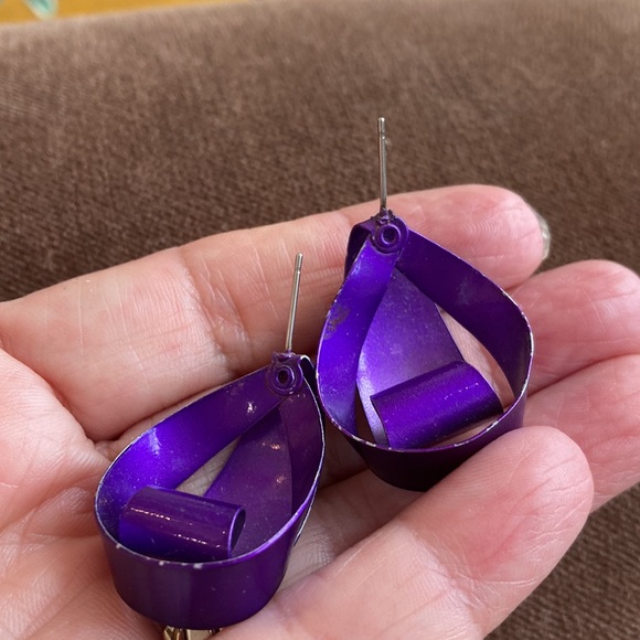 5/$25 royal purple enameled metal knot pierced earrings. 1980s vintage - Picture 3 of 4